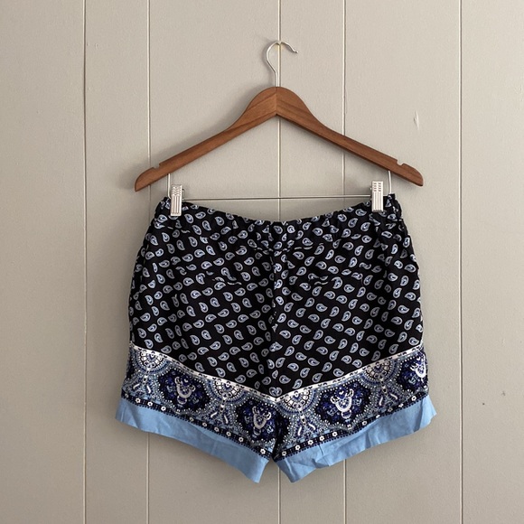 Chic by Jacob NWOT patterned shorts size M - Picture 2 of 9